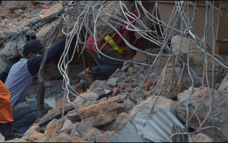 Suman 105 muertos por el sismo, las autoridades reportan más de 200 personas heridas y 20 mil desplazados. AFP/A. Berry