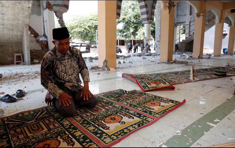 Un hombre reza en una mezquita destruida tras el terremoto. EFE/A. Weda