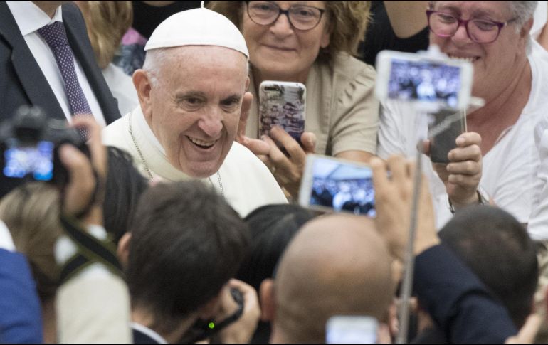 El Papa Francisco convive con miles de fieles, quienes tratan de tomar fotografías del encuentro. EFE/M. Brambatti