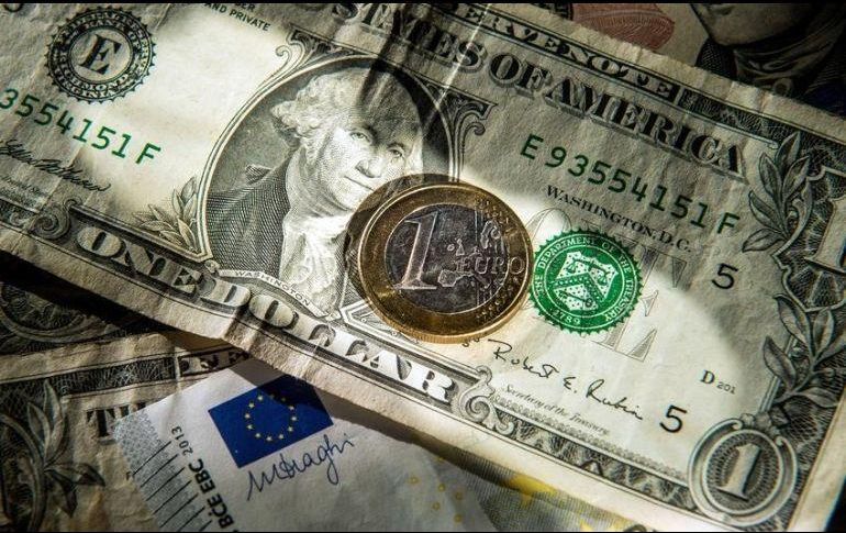 El Banco BASE prevé que el tipo de cambio cotice entre 18.40 y 18.60 pesos por dólar en cotizaciones interbancarias a la venta.  AFP / ARCHIVO