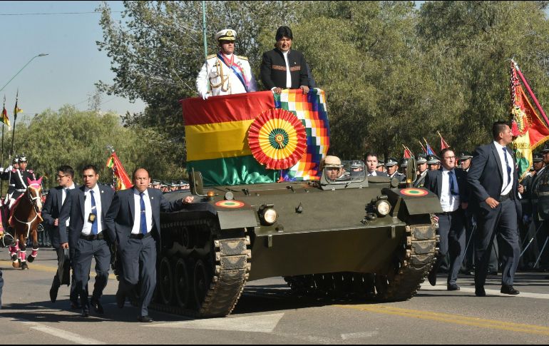 Morales dio su discurso durante un desfile militar sin la medalla ni la banda presidencial. EFE / Cortesía