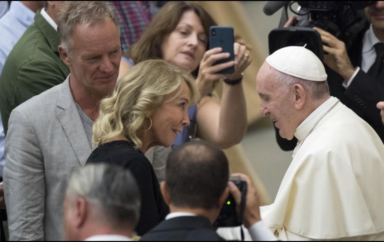 Francisco estrechó sus manos, intercambió algunas palabras y les obsequió con un recordatorio del Vaticano. EFE/ M. Brambatti