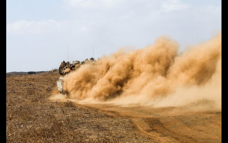 Un tanque israelí acelera durante un ejercicio militar en los Altos del Golán, junto a la frontera con Siria. AFP/J. Marey