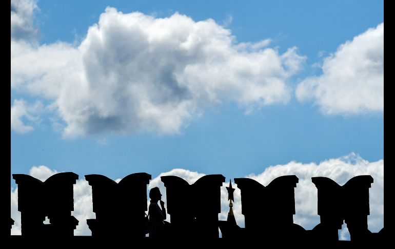 Una mujer camina en un puente hacia el Kremlin de Moscú, Rusia. AFP/K. Kudryavtsev