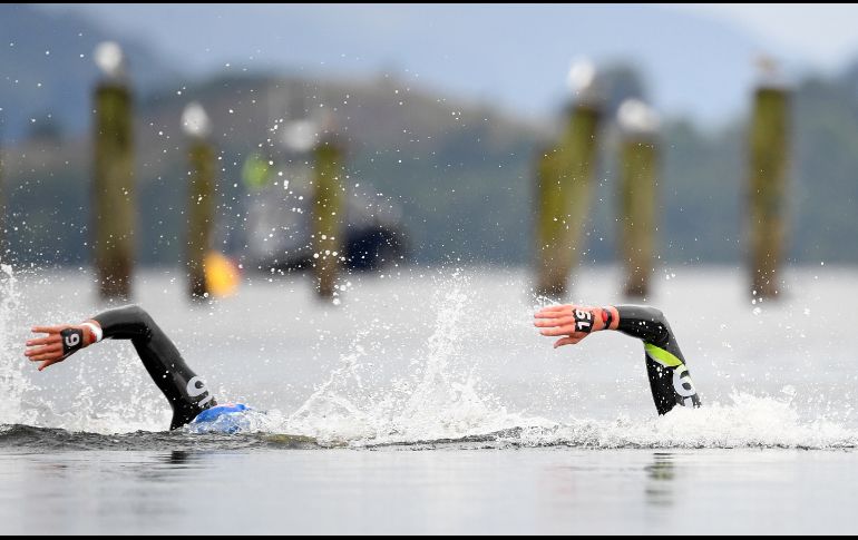 Kristof Raovszky (d), de Hungría, compite para ganar el oro, junto a  Axel Reymond (i), de Francia, en la prueba de natación de 5 kilómetros en aguas abiertas en Loch Lomond, Escocia, en el marco de los Campeonatos Europeos. AFP/F. Xavier Marit