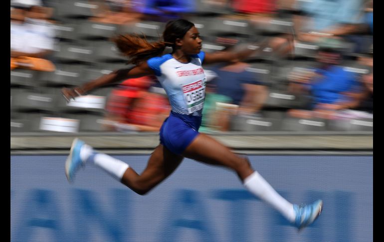 Naomi Ogbeta, de Gran Bretaña, compite en la prueba clasificatoria de salto triple de los Campeonatos Europeos de Atletismo en Berlín, Alemania. AFP/A. Isakovic