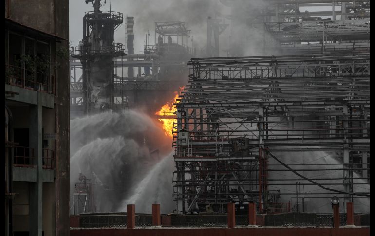 Columnas de humo son vistas tras un incendio en una planta de la compañía petrolera Bharat Petroleum en Bombay, India. Más de 20 personas resultaron heridas tras el incendio. EFE/D. Solanki