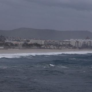 Huracán "John" se degrada a categoría 1; provoca lluvias intensas