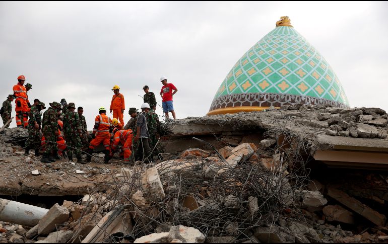 Las tareas de rescate continúan entre los escombros de los hogares y algunas mezquitas que quedaron derruidas. EFE / A. Weda