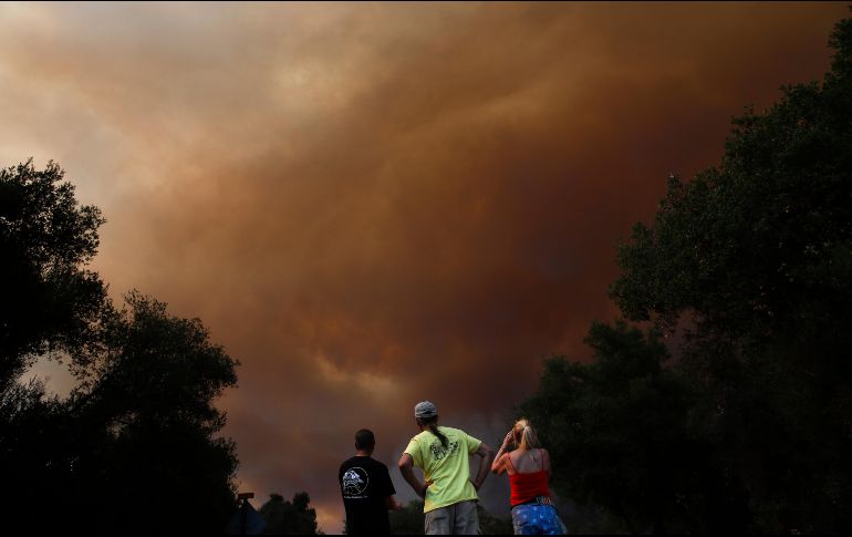 El Mendocino Complex arrasó ya con 221 estructuras, incluidas 116 residencias y amenaza a otros 10 mil 300 inmuebles. AP / J. Hong