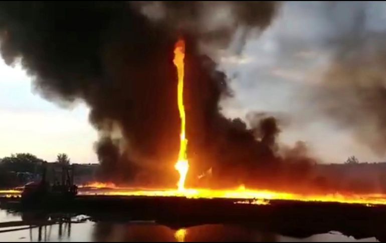 El torbellino de fuego parece vibrar y doblarse cuando es azotado por el viento. AP / Leicestershire Fire and Rescue Service