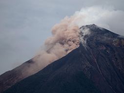 Reportan que el coloso presenta retumbos, ondas de choque y expulsa 