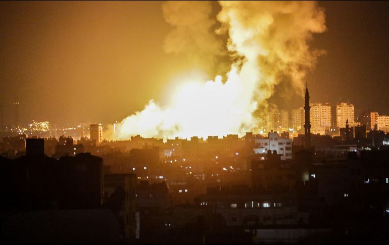 Vista del humo tras los ataques aéreos israelíes en sitios de Hamás en la ciudad de Gaza. EFE/H. Imad