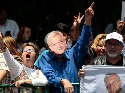 Con aplausos y gritos de “sí se pudo”, ciudadanos festejaron la entrega de la constancia a Andrés Manuel López Obrador, afuera de la casa de transición. EFE/M. Guzmán
