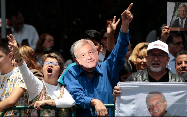 Con aplausos y gritos de “sí se pudo”, ciudadanos festejaron la entrega de la constancia a Andrés Manuel López Obrador, afuera de la casa de transición. EFE/M. Guzmán