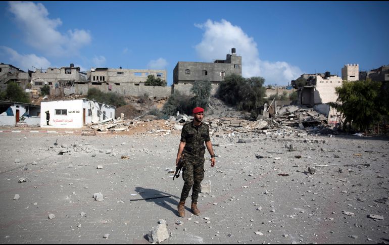 Un militar recorre las zonas dañadas por los bombardeos de anoche. AP/K. Hamra