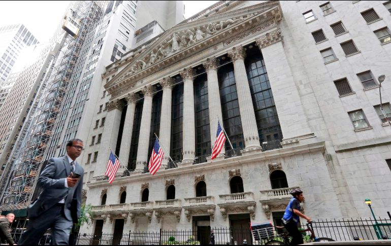 El NYSE Composite cede 6.94 puntos, ubicándose en 12 mil 980.97 unidades. AP / ARCHIVO