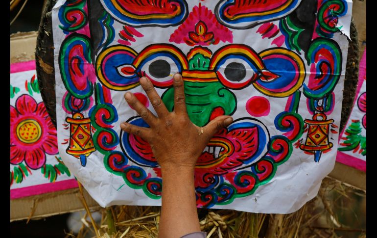 Un nepalí prepara una figura del demonio Ghantakarna, que simboliza la demolición del mal durante el festival Ghantakarna en Bhaktapur, Nepal. AP/N. Shrestha