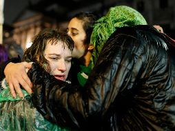 Mujeres argentinas se abrazan tras conocer el resultado del Senado tras rechazar la despenalización del aborto. AP / N. Pisarenko