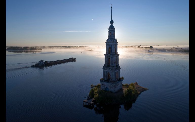 Una embarcación pasa junto a la torre de la campana que era parte del monasterio de San Nicolás en Kaliazin, Rusia. Con la construcción de la presa Uglich en 1939, las partes antiguas de la ciudad quedaron sumergidas, incluyendo algunos inmuelbes medievales. AP/D. Lovetsky