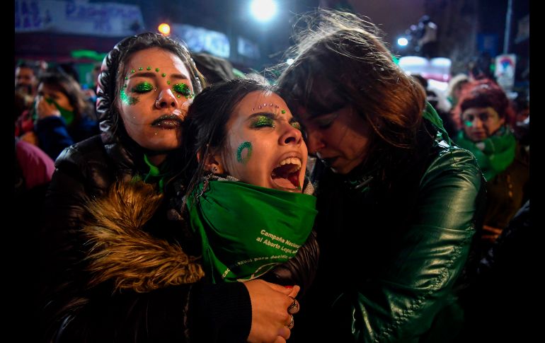 Activistas a favor de la legalización del aborto reaccionan afuera del Congreso Nacional de Buenos Aires, Argentina, luego de que el Senado rechazó la propuesta de despenalización del aborto. AFP/E. Abramovich