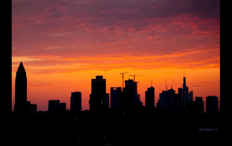 El Sol se eleva detrás de edificios del distrito financiero de Fráncfort, Alemania. AP/M. Probst