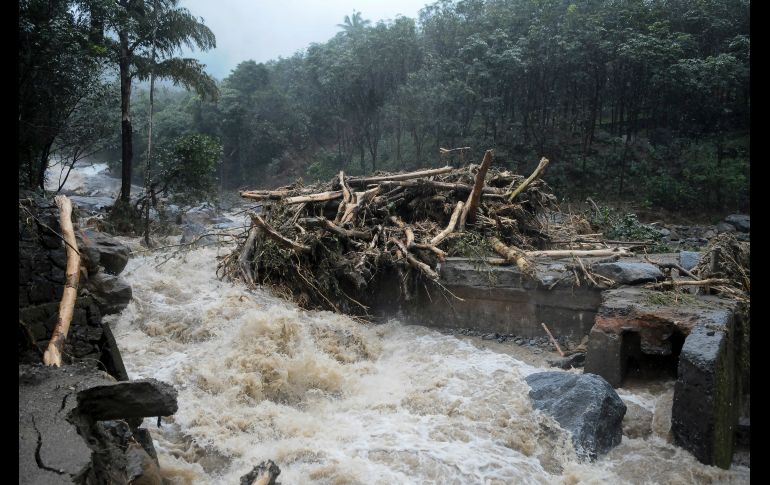 Agua corre tras fuertes lluvias y un alud en Kozhikode, India. Los deslizamientos de tierra han dejado más de 10 muertos en el sur del país. AP