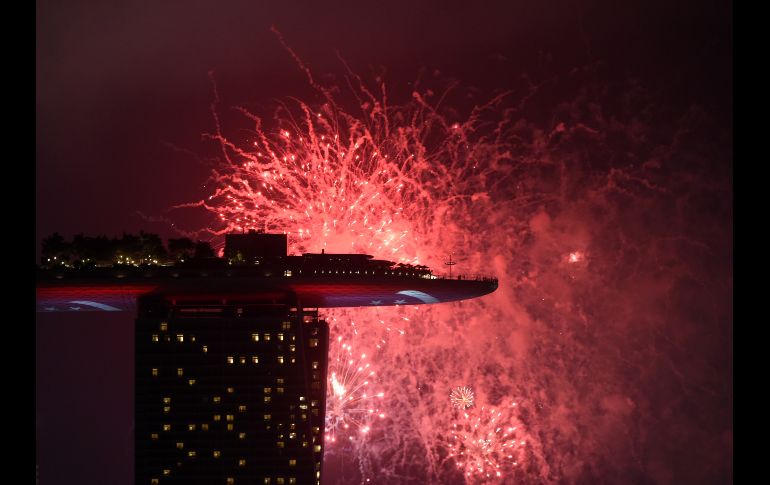 Fuegos artificiales iluminan el cielo junto a hoteles en Sinagapur, durante las celebraciones del Día Nacional. AFP/R. Rahman
