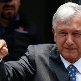 López Obrador conversa con la primera ministra del Reino Unido