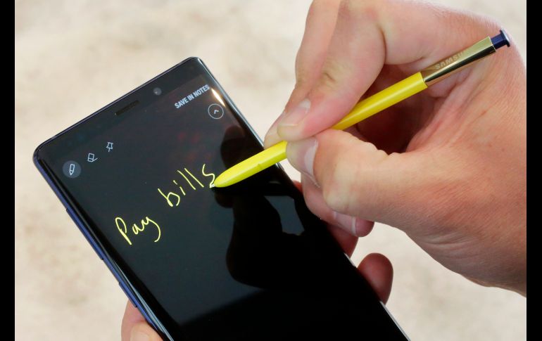 El nuevo teléfono de la surcoreana tiene una nueva S Pen, el lápiz que permite de forma más precisa escribir a mano. AP / R. Drew