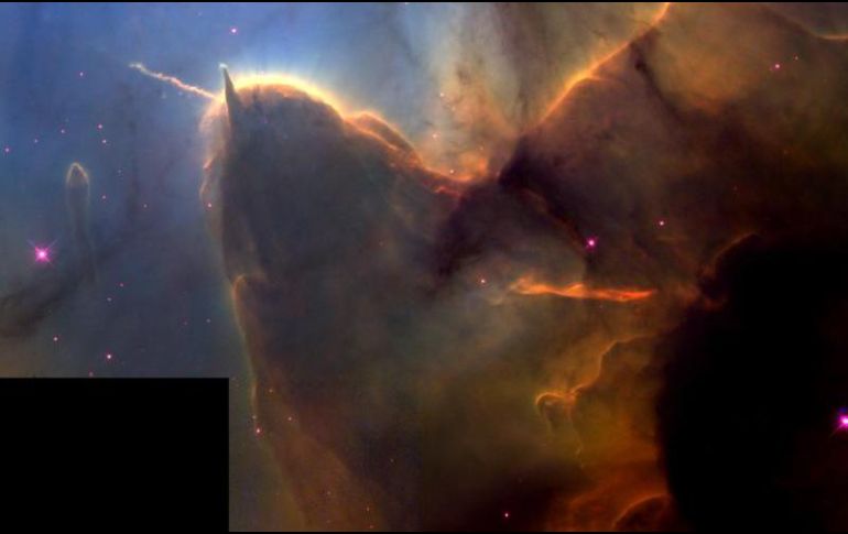 La radiación de la estrella masiva en el centro de la nebulosa hace que el gas en el jet resplandezca igual que el resto de la nebulosa. TWITTER / @NASAHubble