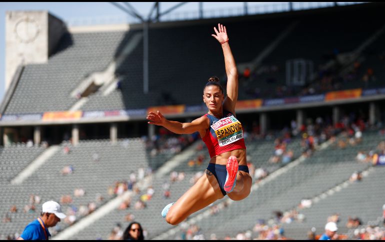 La serbia Ivana Spanovic hace un salto de altura.