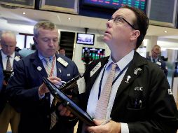 Wall Street vivió una jornada sin rumbo y, aunque abrió en verde, a media sesión los operadores ya se habían teñido de rojo. AP / R. Drew