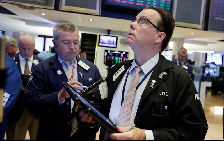 Wall Street vivió una jornada sin rumbo y, aunque abrió en verde, a media sesión los operadores ya se habían teñido de rojo. AP / R. Drew