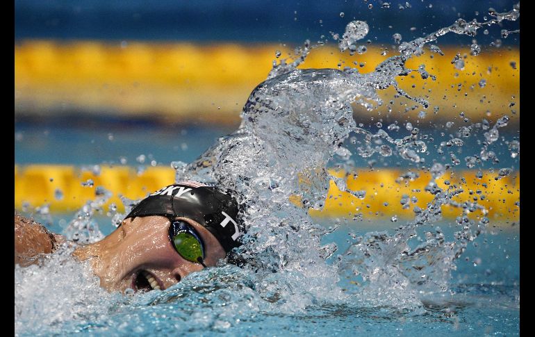 La nadadora estadounidense Katie Ledecky compite en los 800 metros libres de los campeonatos de natación Pan Pacífico en Tokio, Japón. AFP/M. Bureau