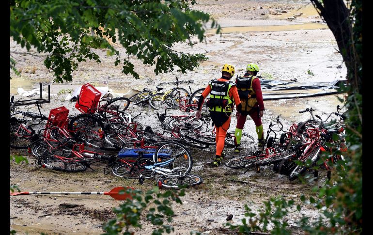 Rescatistas se ven junto a bicicletas dañadas en un campamento en Saint-Julien-de-Peyrolas, Francia, que se inundó tras fuertes lluvias. AFP/B. Horvat