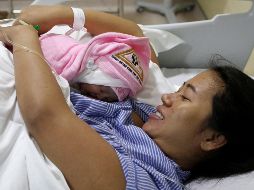 A partir del parto se debe fomentar la lactancia materna como alimentación exclusiva en los primeros seis meses de vida del neonato. AFP / ARCHIVO