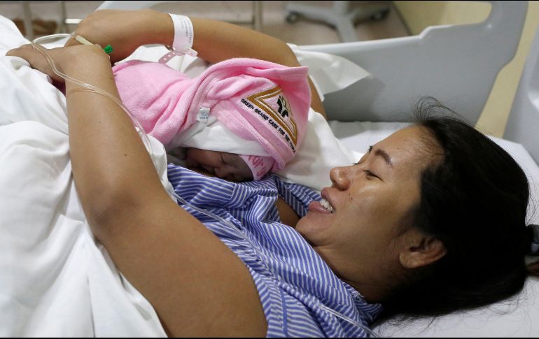 A partir del parto se debe fomentar la lactancia materna como alimentación exclusiva en los primeros seis meses de vida del neonato. AFP / ARCHIVO