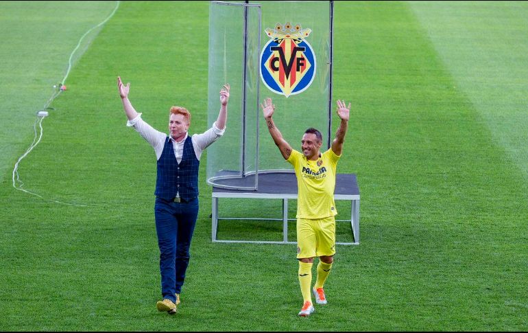 Tras su aparición, el público se levantó de sus lugares y ovacionó al jugador, quien debutó en el Villarreal en 2003 y que regresa como refuerzo para la presente temporada. TWITTER / @VillarrealCF