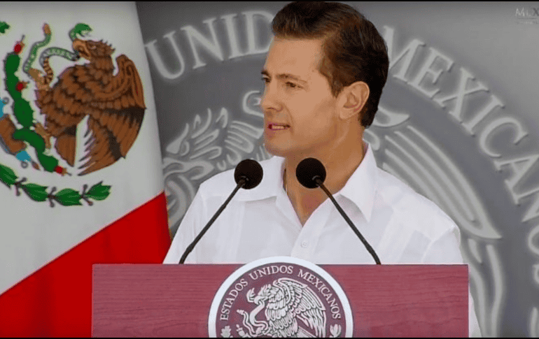 Peña Nieto encabezó, por última vez, la graduación de estudiantes de la Heroica Escuela Naval Militar. TWITTER / @PresidenciaMX