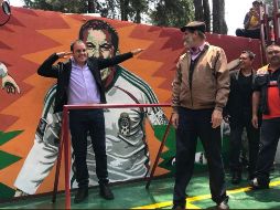 Blanco visitó la unidad habitacional donde creció, lugar en que se le homenajeó con tres murales en áreas deportivas de la zona. TWITTER / @cuauhtemocb10