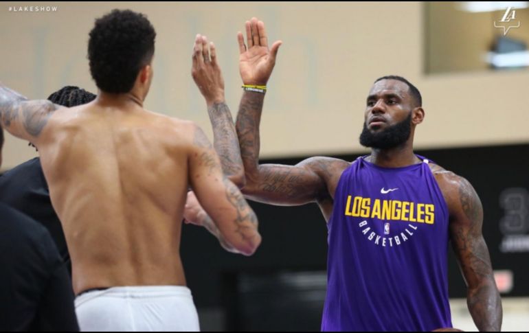 LeBron y los Lakers comenzaron ya con sus trabajos de pretemporada. TWITTER/@LosLakers