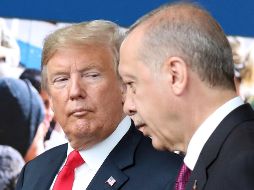 Donald Trump junto al mandatario turco, Tayyip Erdogan. Epresidente turco pide a sus gobernados que cambien sus divisas extranjeras (derecha). AFP/T. Zenkovich