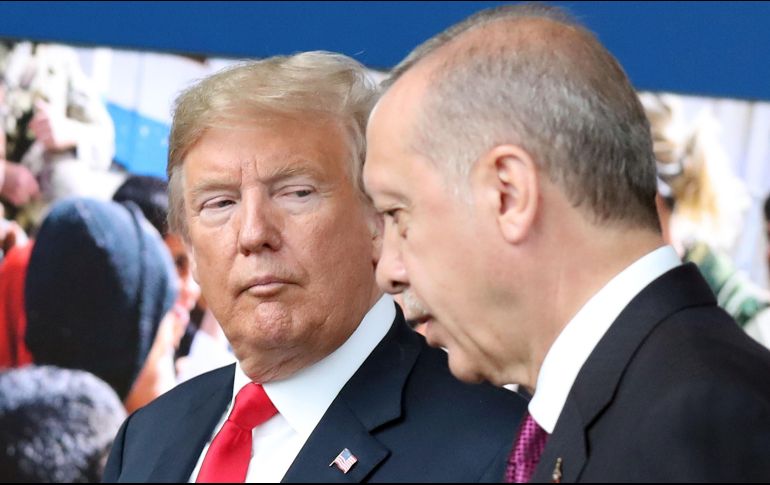 Donald Trump junto al mandatario turco, Tayyip Erdogan. Epresidente turco pide a sus gobernados que cambien sus divisas extranjeras (derecha). AFP/T. Zenkovich