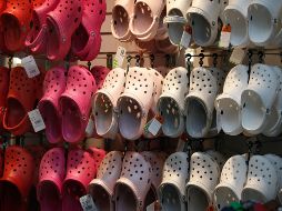 Debido a que también se cerrarán algunas de las tiendas minoristas que menos venden, apostarán por las transacciones a través de Internet. AFP / ARCHIVO