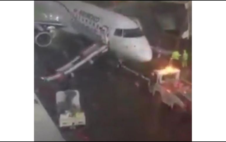 Informan que se activó la alerta de fuego en la parte trasera del avión, por lo que se iniciaron los protocolos de seguridad; ninguna persona resultó lesionada. ESPECIAL /