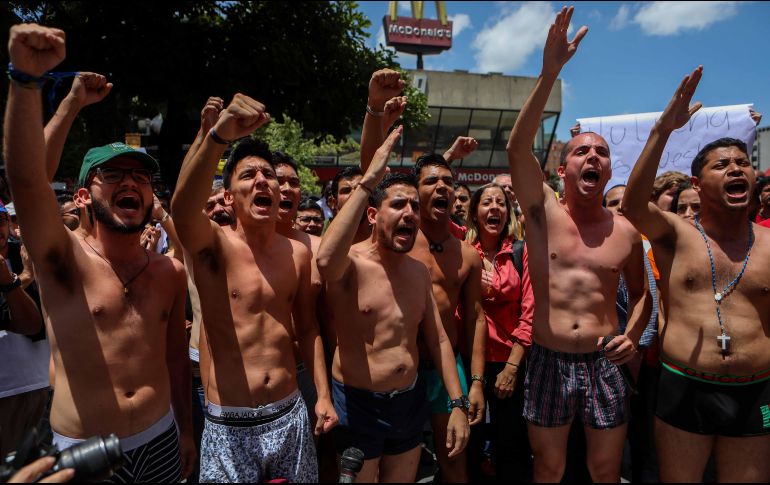 Personas gritan consignas en una manifestación de apoyo al diputado venezolano Juan Requesens, en Caracas. EFE/C. Hernández