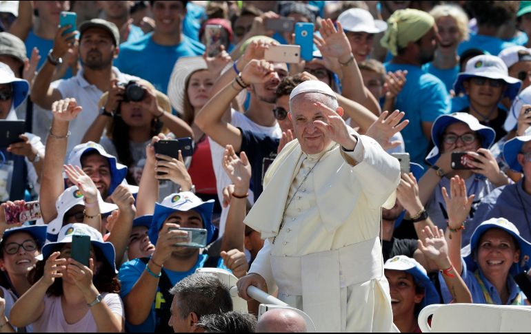 Jóvenes de todo el país desafiaron las altas temperaturas en la capital italiana para asistir al sermón del Papa. AP/A. Medichini