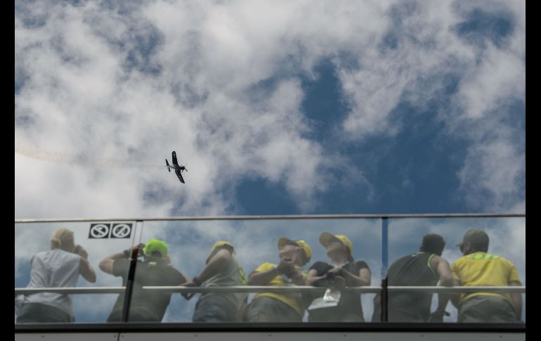 Un avión vuela durante una presentación aérea previo al inicio del Gran Premio de Moto GP de Austria en  Spielberg. AFP/J. Makovec