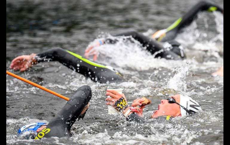 La holandesa Sharon van Rouwendaal compite en la prueba de nado abierto de 25 kilómetros en Loch Lomond, Escocia, en el marco de los Campeonatos Europeos. AFP/F. Marit